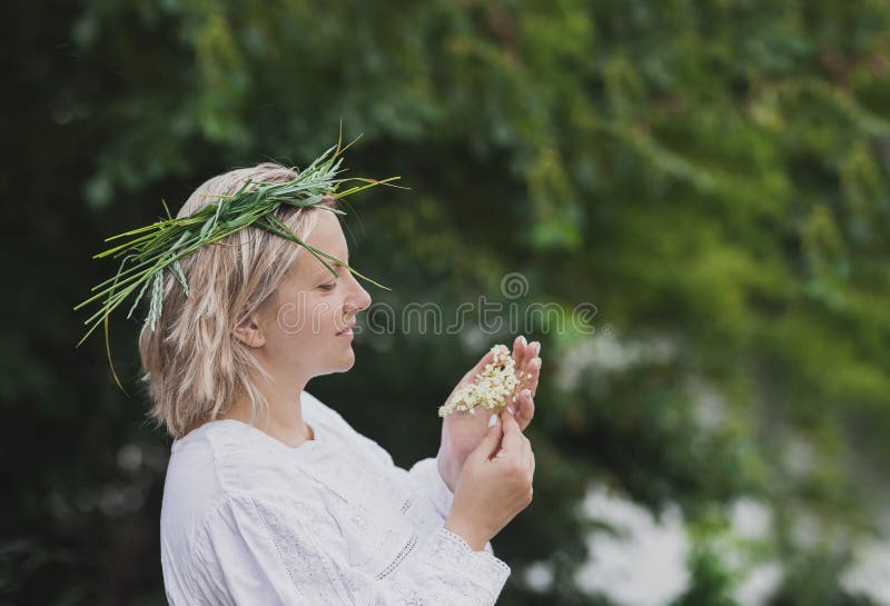 Mujer En Camisón De Noche Con Corona Sostiene Flores De Madrugada En El Bosque Imagen archivo - Imagen de novia, 222402643
