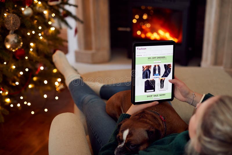 Mujer En Casa Con Perro De Usando Digital Para Comprar Ropa En Línea Navidad Foto de archivo - Imagen persona, consumerismo: 196354348
