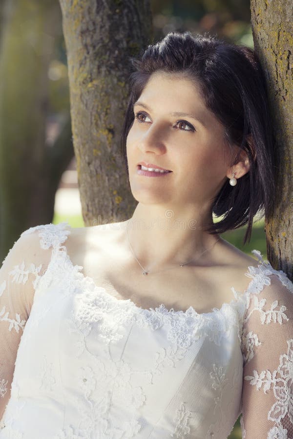 Mujer en casarse el vestido blanco al aire libre imágenes de archivo libres de regalías Mujer en casarse el vestido blanco al aire libre imágenes de archivo libres de regalías