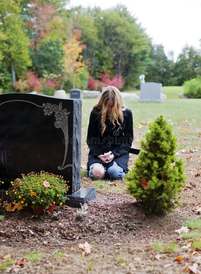 Mujer en cementerio