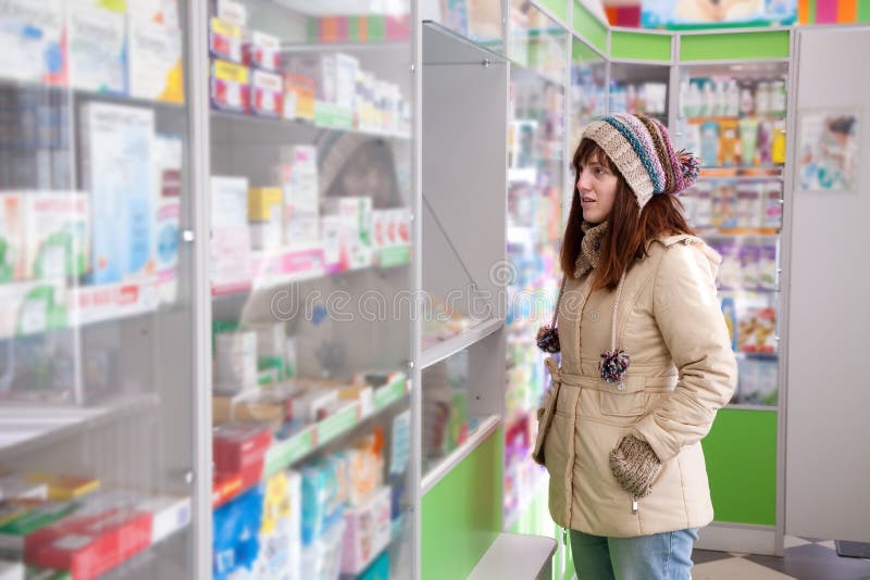 Mujer en droguería de la farmacia fotografía de archivo libre de regalías Mujer en droguería de la farmacia fotografía de archivo libre de regalías