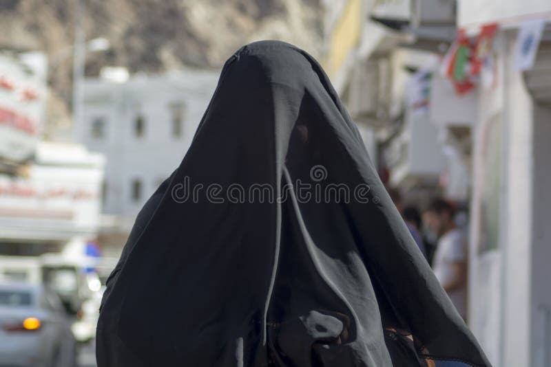 Mujer en el burka Omán fotografía de archivo Mujer en el burka Omán fotografía de archivo