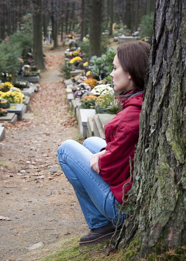 Mujer en el cementerio fotografía de archivo Mujer en el cementerio fotografía de archivo