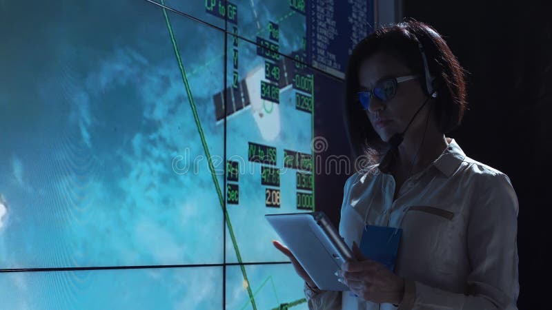 Mujer en el centro de control del ordenador en vuelo foto de archivo libre de regalías Mujer en el centro de control del ordenador en vuelo foto de archivo libre de regalías
