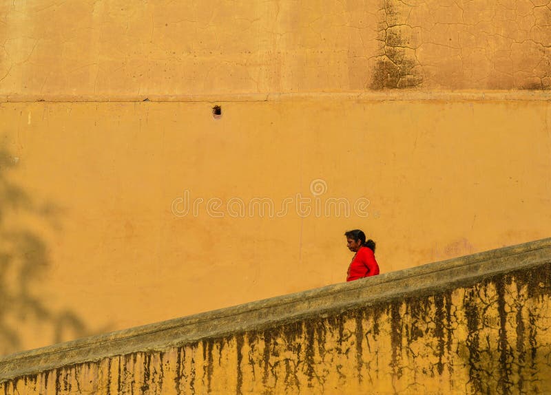 Mujer en el Fuerte Amber en Jaipur, India imágenes de archivo libres de regalías Mujer en el Fuerte Amber en Jaipur, India imágenes de archivo libres de regalías