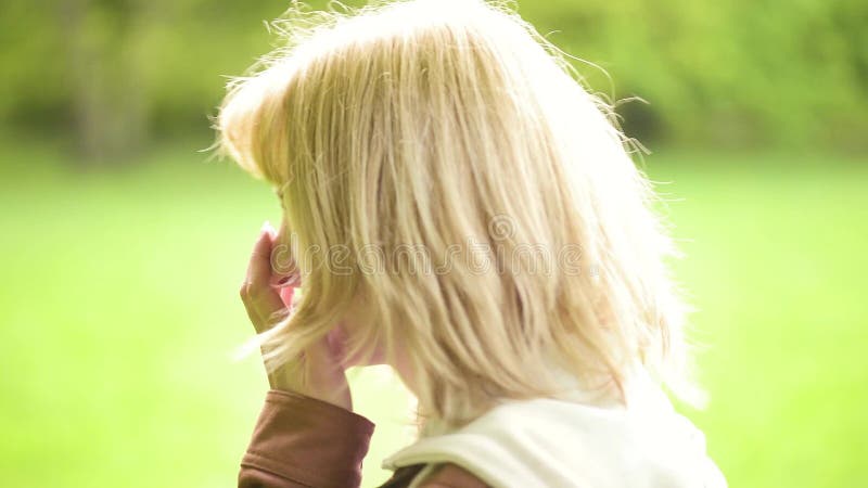 Mujer en el parque que mira la cámara