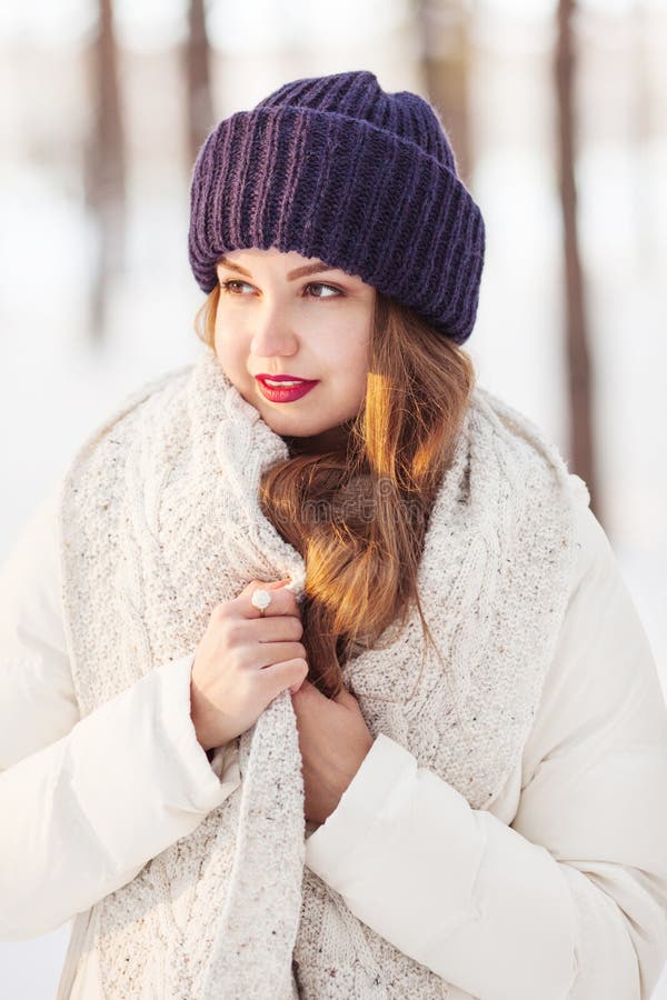 Mujer en el paño caliente del invierno que mira a un lado en bosque del invierno imagen de archivo Mujer en el paño caliente del invierno que mira a un lado en bosque del invierno imagen de archivo