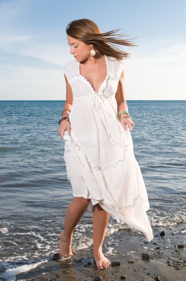Mujer En El Vestido Blanco Cerca De La Playa Foto de archivo - Imagen de relaje, playa: 33540612 Mujer En El Vestido Blanco Cerca De La Playa Foto de archivo - Imagen de relaje, playa: 33540612
