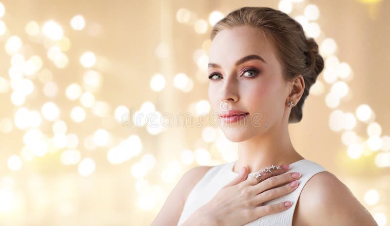 Mujer en el vestido blanco con joyería del diamante foto de archivo Mujer en el vestido blanco con joyería del diamante foto de archivo