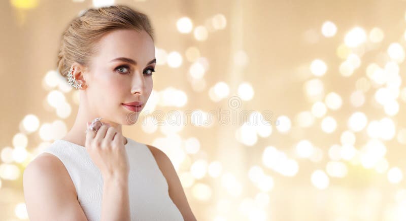 Mujer en el vestido blanco con joyería del diamante foto de archivo libre de regalías Mujer en el vestido blanco con joyería del diamante foto de archivo libre de regalías