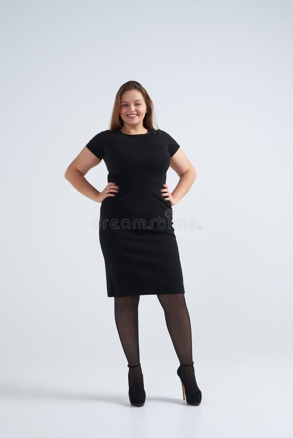 Mujer En El Vestido Negro Clásico Que Se Opone a Fondo Imagen de archivo -  Imagen de negro, sonriente: 107899269