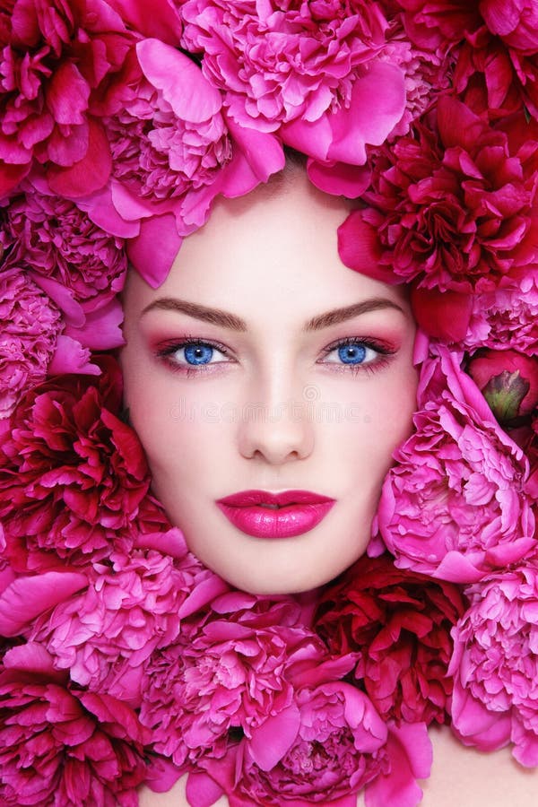 Mujer en flores fotografía de archivo libre de regalías Mujer en flores fotografía de archivo libre de regalías