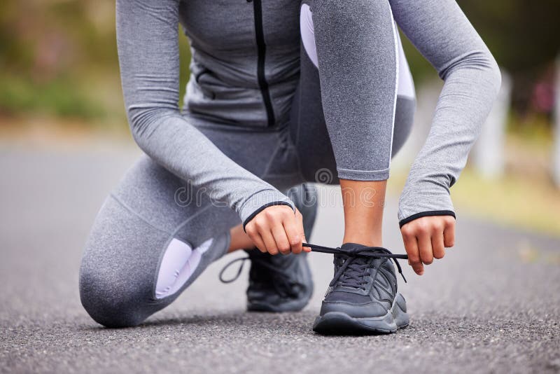 Mujer En Forma Desconocida Atando Los Cordones De Sus Zapatillas