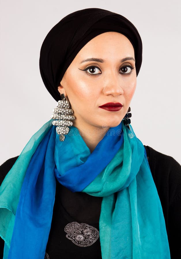 Mujer en hijab y bufanda colorida imagen de archivo libre de regalías Mujer en hijab y bufanda colorida imagen de archivo libre de regalías