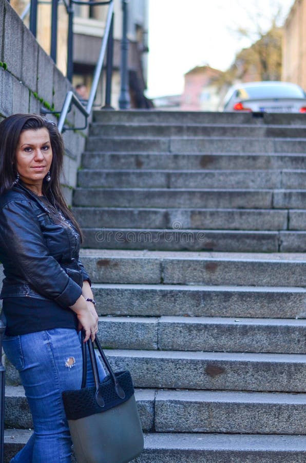 Mujer en la ciudad imágenes de archivo libres de regalías Mujer en la ciudad imágenes de archivo libres de regalías