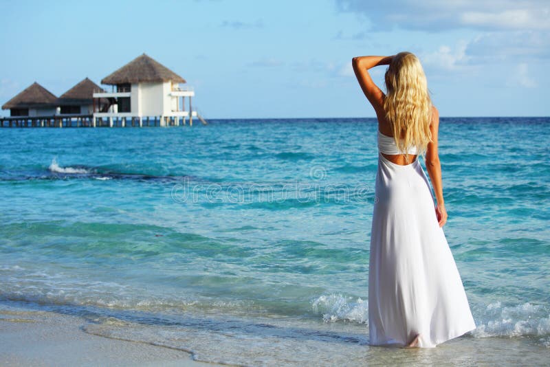 Mujer en la costa del océano imágenes de archivo libres de regalías Mujer en la costa del océano imágenes de archivo libres de regalías