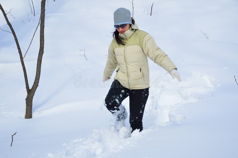 Mujer en la nieve profunda foto de archivo. Imagen de ventisquero - 31989126