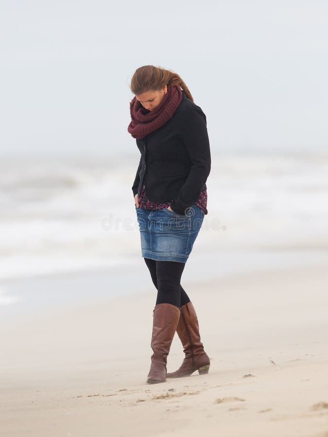 Mujer en la playa fotografía de archivo libre de regalías Mujer en la playa fotografía de archivo libre de regalías