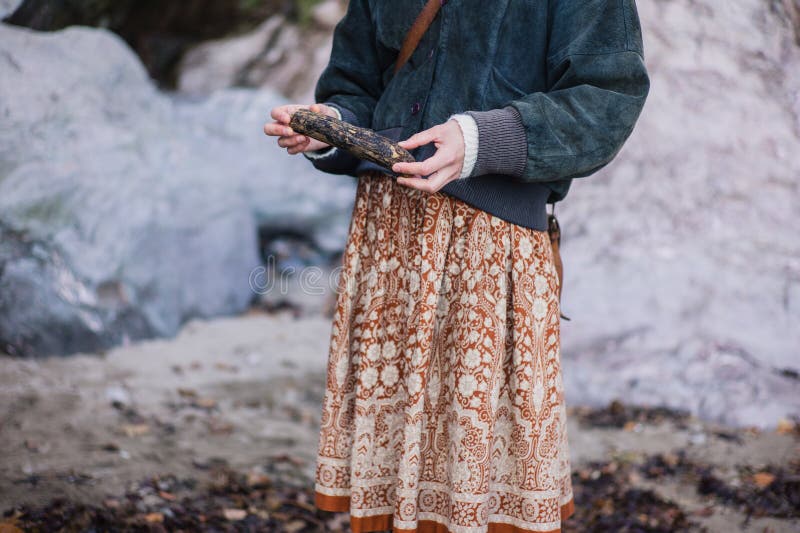 Mujer en la playa con madera de deriva imágenes de archivo libres de regalías Mujer en la playa con madera de deriva imágenes de archivo libres de regalías