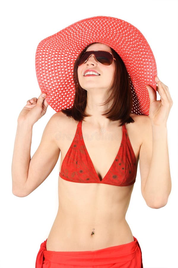 Mujer en la sonrisa roja de la ropa y de las gafas de sol de la playa fotografía de archivo libre de regalías Mujer en la sonrisa roja de la ropa y de las gafas de sol de la playa fotografía de archivo libre de regalías