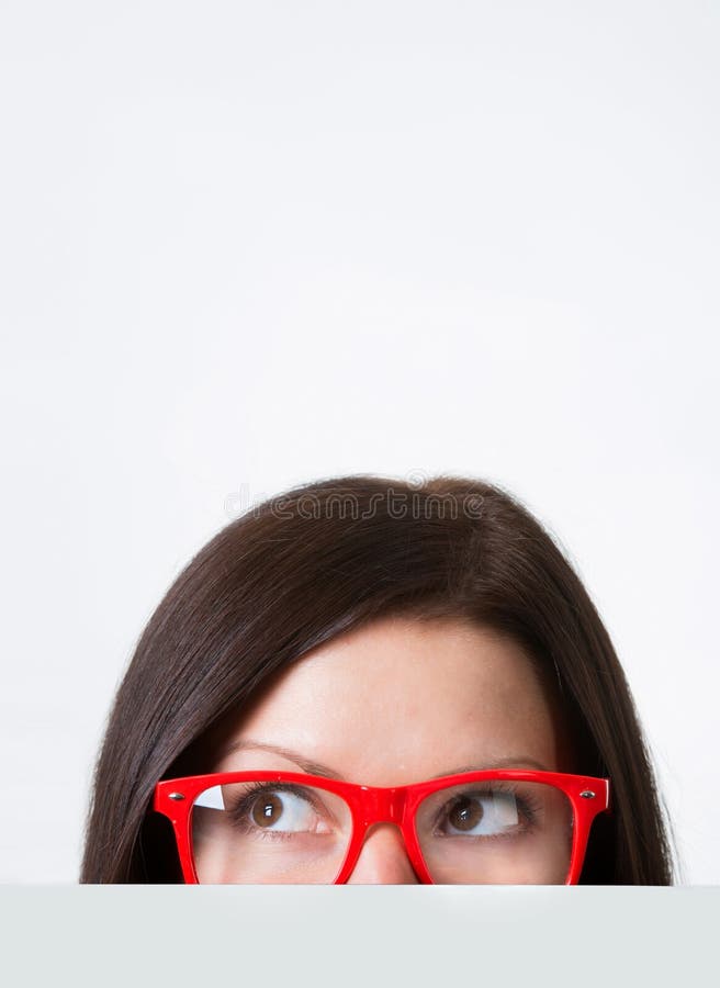 Mujer En Las Lentes Rojo-enmarcadas Que Miran Foto archivo - Imagen de 36581778