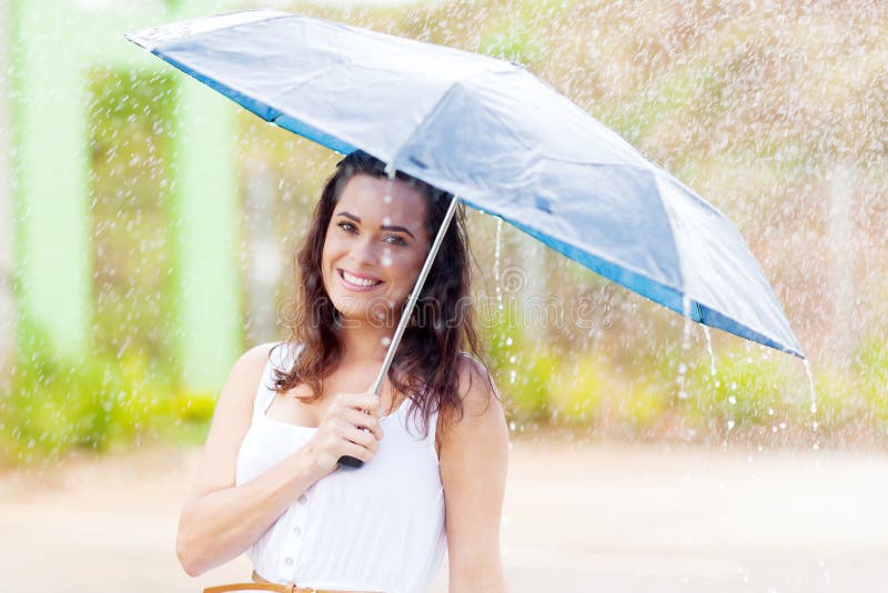 Mujer en lluvia imágenes de archivo libres de regalías Mujer en lluvia imágenes de archivo libres de regalías