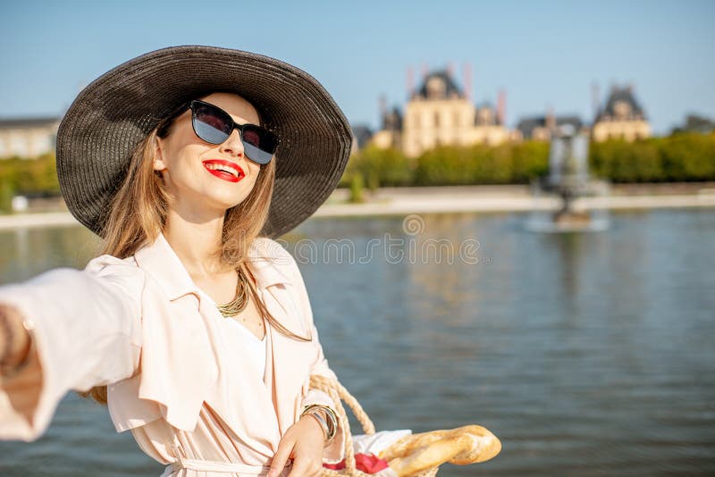 Mujer en los jardines de Fontainebleau, Francia imágenes de archivo libres de regalías Mujer en los jardines de Fontainebleau, Francia imágenes de archivo libres de regalías