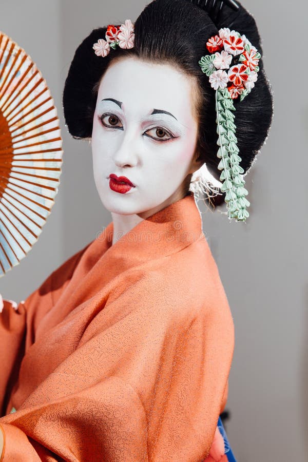Mujer En Maquillaje Del Geisha Y Un Kimono Japonés Tradicional Estudio,  Interior Imagen de archivo - Imagen de arte, accesorios: 114002891