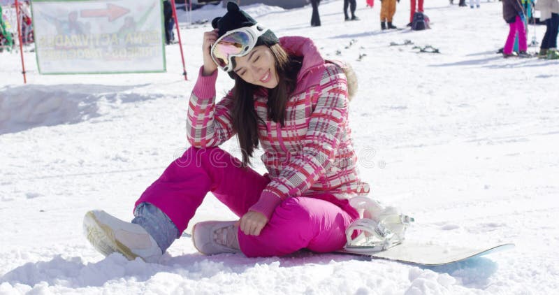 Mujer En Mono De Nieve Rosado La Snowboard Almacen De Video - Vídeo de hermoso, 83648197