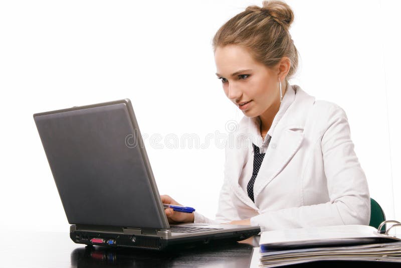 Mujer en oficina en el fondo blanco imagenes de archivo Mujer en oficina en el fondo blanco imagenes de archivo