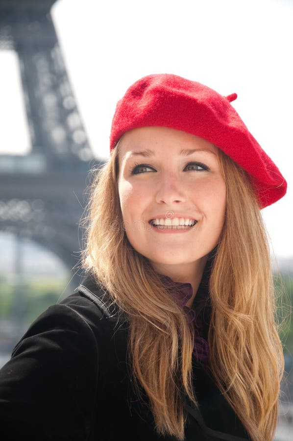 Mujer En París Con La Boina Roja Fotos de stock Fotos libres de regalías Dreamstime