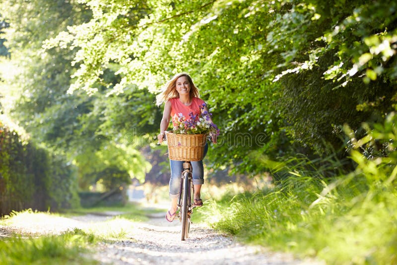 Mujer en paseo del ciclo en campo imágenes de archivo libres de regalías Mujer en paseo del ciclo en campo imágenes de archivo libres de regalías
