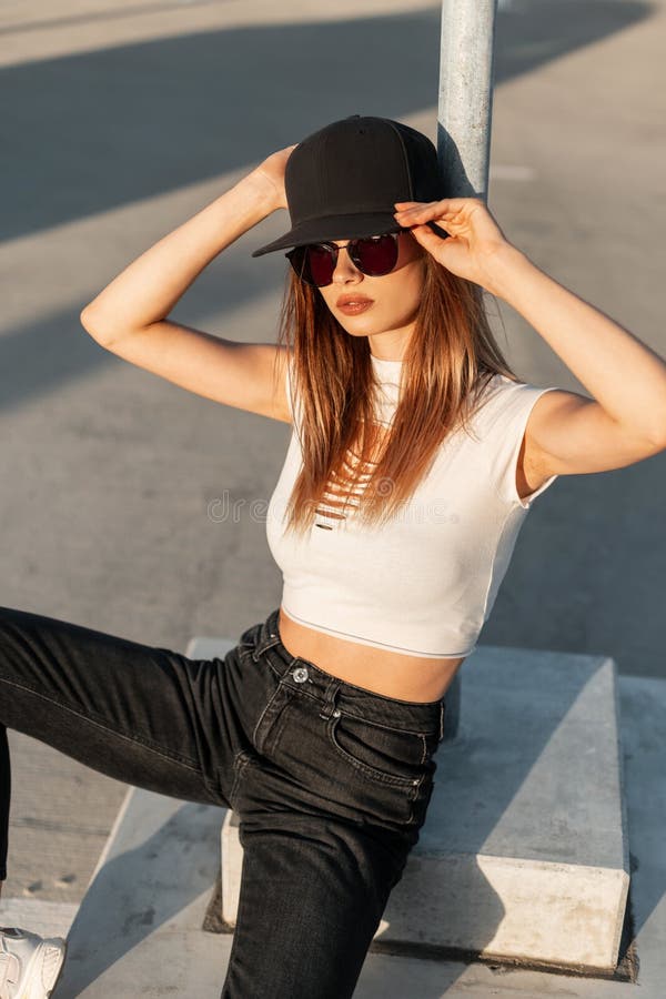 Swag Joven Mujer Moderna Hipster En Moda Camiseta Casual Con Una Moderna Gorra  Negra De Béisbol Con Elegantes Gafas De Sol Sentada Imagen de archivo -  Imagen de ciudad, modelo: 245281197