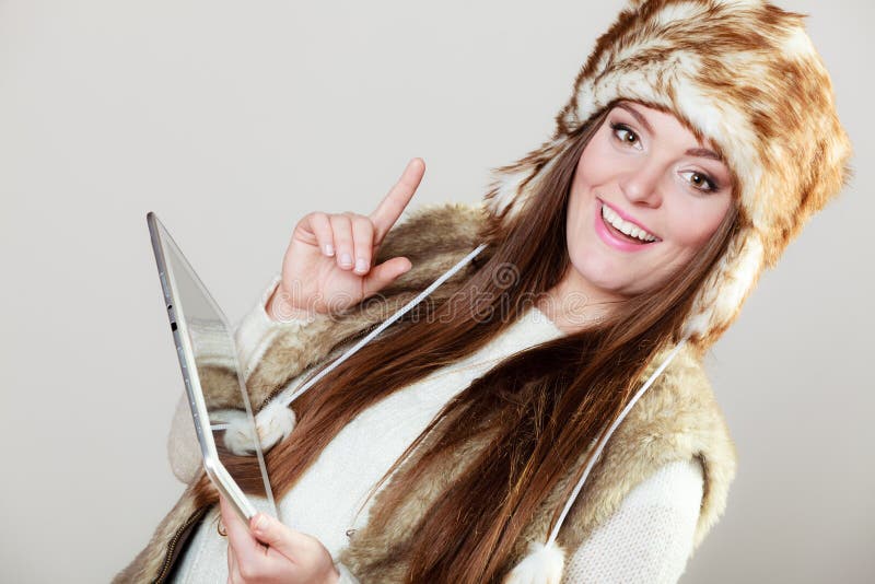Mujer en ropa del invierno con la tableta foto de archivo libre de regalías Mujer en ropa del invierno con la tableta foto de archivo libre de regalías
