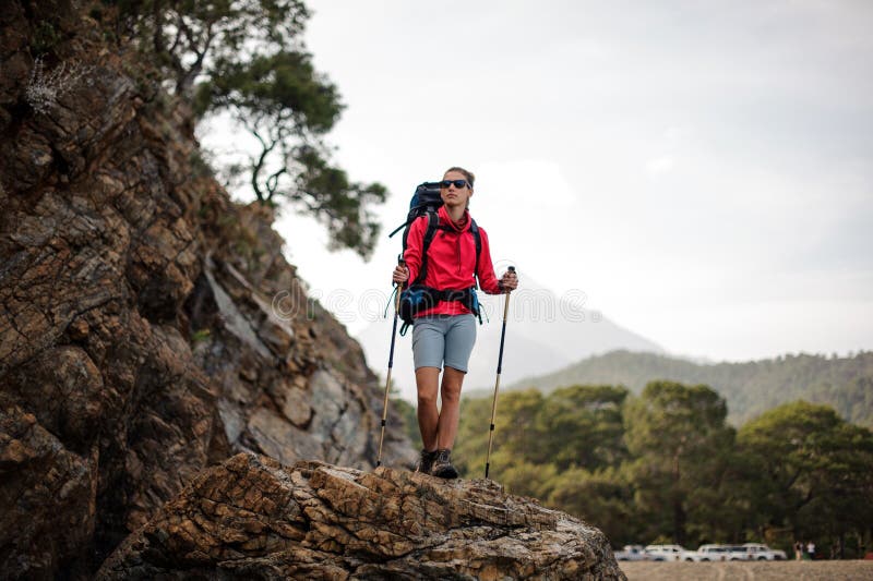 Deporte Senderismo O Trekking Mujer Con Chaqueta De Color Púrpura, De Pie  En El Pico De La Roca, Con Teléfono Inteligente Móvil Tomando Foto Selfie  Foto, Detrás De Valle De Lozoya Y