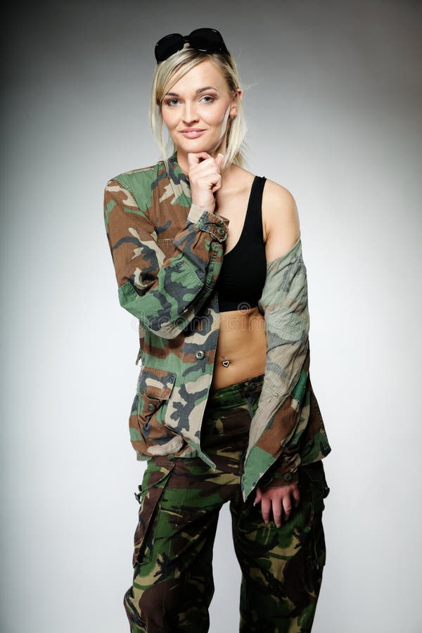 Mujer En Ropa Militar, Muchacha Ejército Imagen de archivo - Imagen de salvaguardia, soldado: 35259003