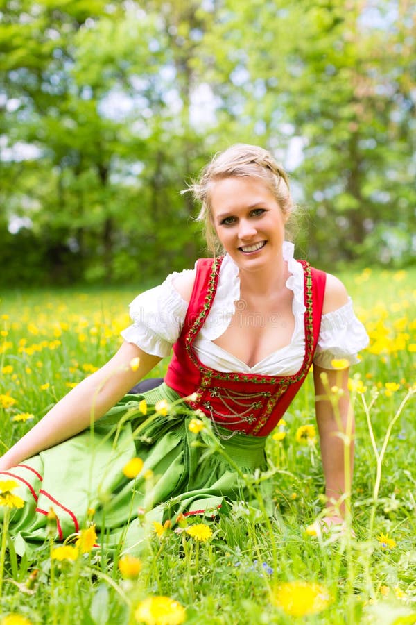 Mujer en ropa o dirndl bávara en un prado fotos de archivo libres de regalías Mujer en ropa o dirndl bávara en un prado fotos de archivo libres de regalías