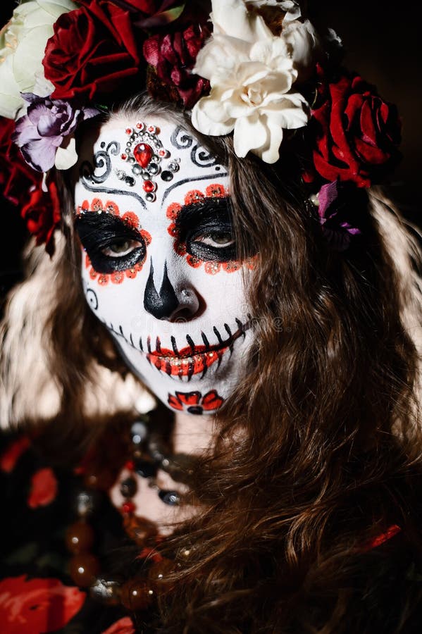 Disfraz De Santa Muerte Y Bodypainting En El Esqueleto Para Halloween.  Espacio De Copia Imagen de archivo - Imagen de muerto, traje: 231931435