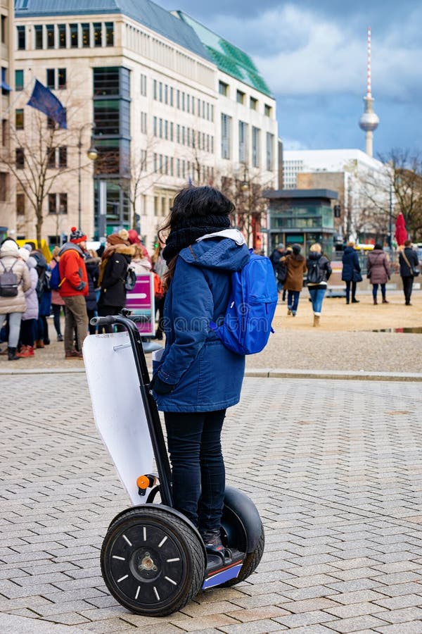 Mujer en segway en BerlÃn fotos de archivo libres de regalías Mujer en segway en BerlÃn fotos de archivo libres de regalías