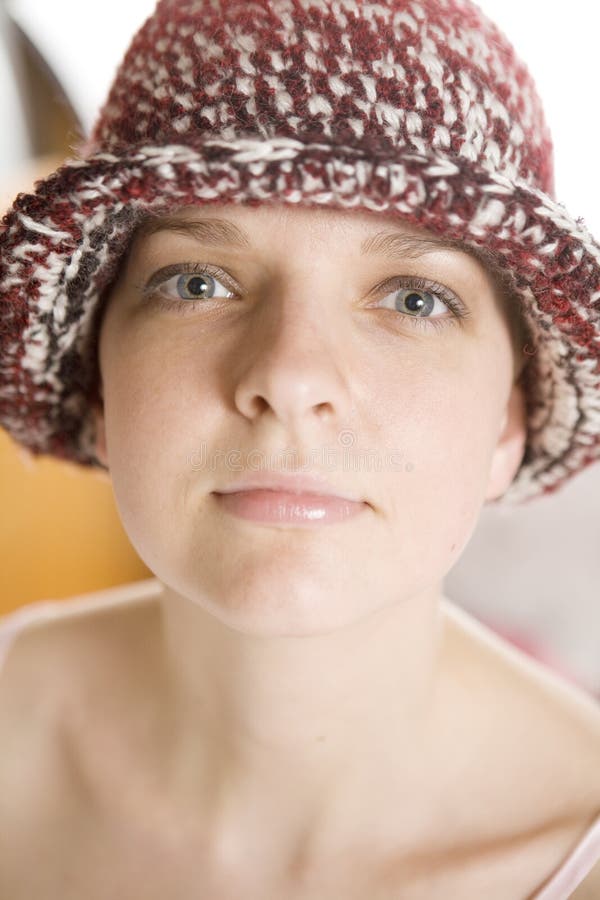 Hazlo pesado aparato Presunto Mujer en sombrero de lana foto de archivo. Imagen de triste - 13798070