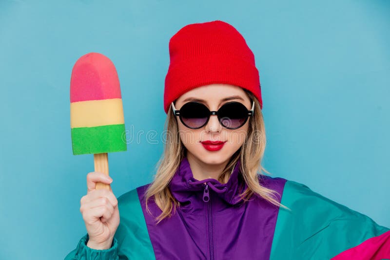 Mujer en sombrero, gafas de sol y el traje rojos de 90s con helado del juguete imagenes de archivo Mujer en sombrero, gafas de sol y el traje rojos de 90s con helado del juguete imagenes de archivo