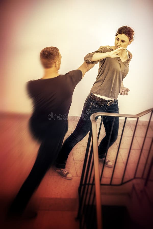 mujer en un carril oscuro imagenes de archivo mujer en un carril oscuro imagenes de archivo