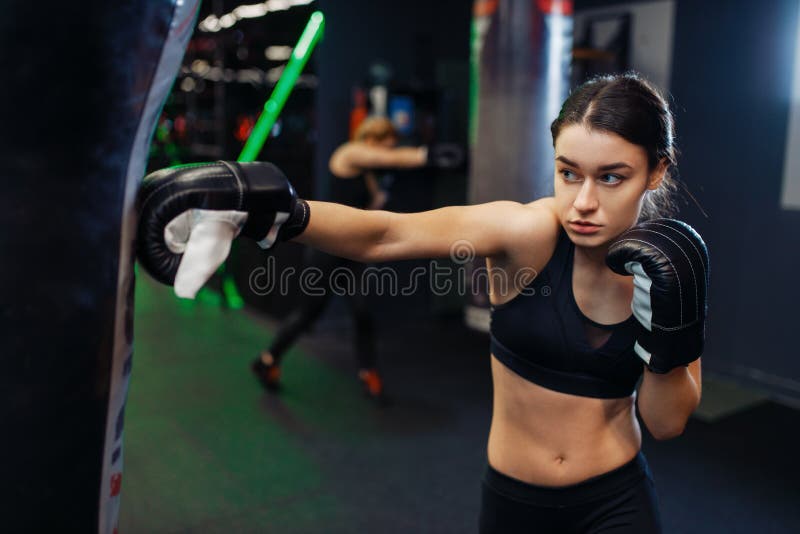 Mujer En Vendas De Boxeo Golpea Una Caja De Bolsos De Boxeo Imagen de  archivo - Imagen de atleta, belleza: 179077867