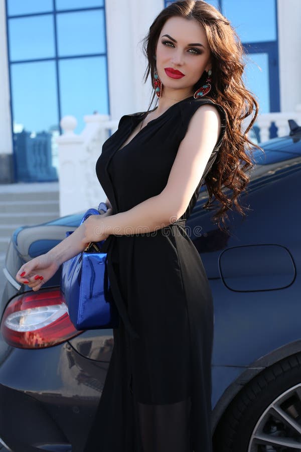 Mujer En Vestido Elegante Con El Bolso, Presentando Al Lado De Un Auto  Lujoso Foto de archivo - Imagen de peinado, positivo: 55194216