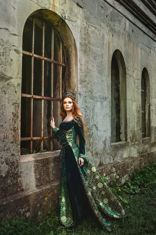 Mujer En Vestido Medieval Verde Imagen de archivo - Imagen de asesino,  verde: 95830399