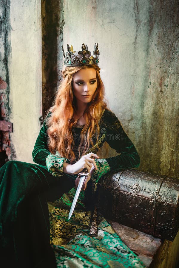 Mujer En Vestido Medieval Verde Imagen de archivo - Imagen de princesa,  belleza: 95830541
