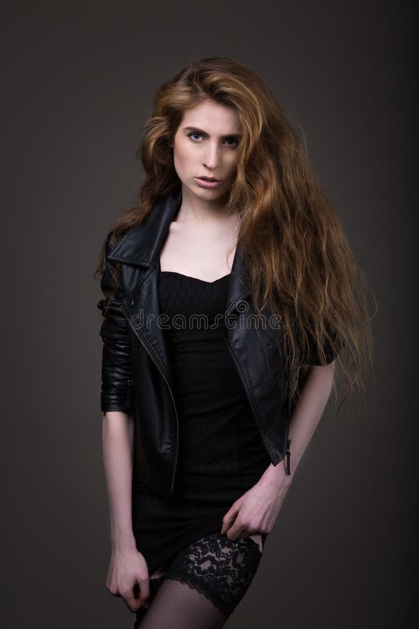 Mujer En Vestido Negro, La Chaqueta De Cuero Y Medias Imagen de archivo - Imagen de alineada, pelo: 51200275 Mujer En Vestido Negro, La Chaqueta De Cuero Y Medias Imagen de archivo - Imagen de alineada, pelo: 51200275