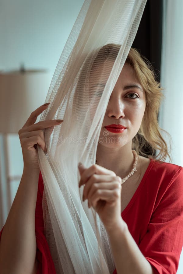 Mujer en vestido rojo imagenes de archivo Mujer en vestido rojo imagenes de archivo