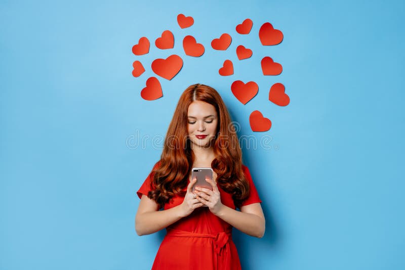 Mujer Enamorada Sosteniendo Un Teléfono Móvil Aislada Sobre Fondo Azul Imagen de archivo - Imagen de alegre, fashionable: 171685389 Mujer Enamorada Sosteniendo Un Teléfono Móvil Aislada Sobre Fondo Azul Imagen de archivo - Imagen de alegre, fashionable: 171685389