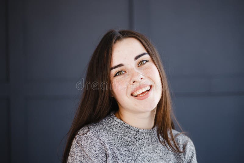 Mujer encantada alegre alegre sonriente feliz fotografía de archivo libre de regalías Mujer encantada alegre alegre sonriente feliz fotografía de archivo libre de regalías